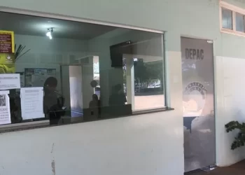 Mulher espancada por companheiro finge pedir pizza enquanto pede socorro a polícia