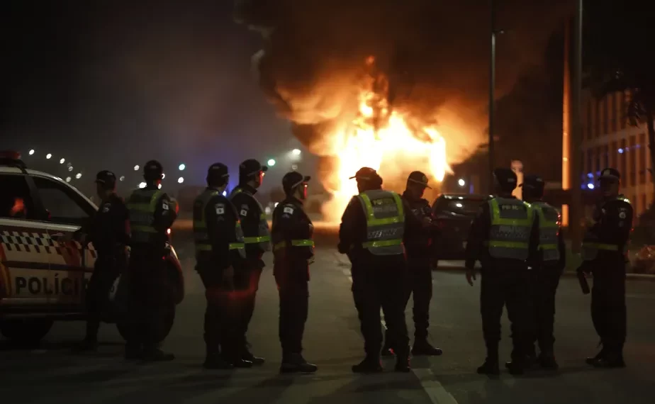 Bolsonaristas acusam Bolsonaro de ser covarde após destruírem Brasília