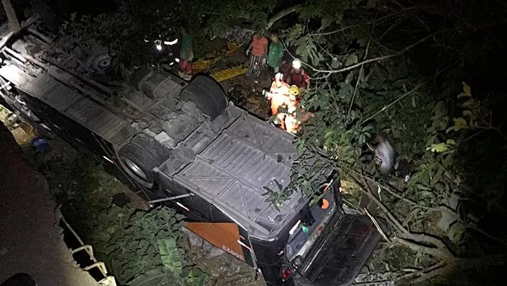 Ônibus com time de futebol cai de ponte e deixa mortos e feridos na BR-116