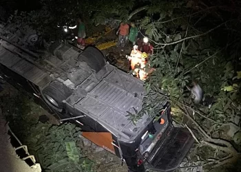 Ônibus com time de futebol cai de ponte e deixa mortos e feridos na BR-116