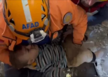 Bebê é resgatado com vida 79 horas após o início dos tremores na Turquia