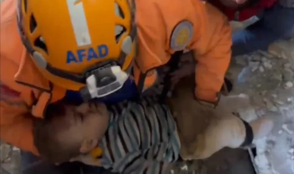 Bebê é resgatado com vida 79 horas após o início dos tremores na Turquia