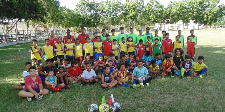 Núcleo de Futebol Infantil de Jaguaré já conta com novo kit para treinamento