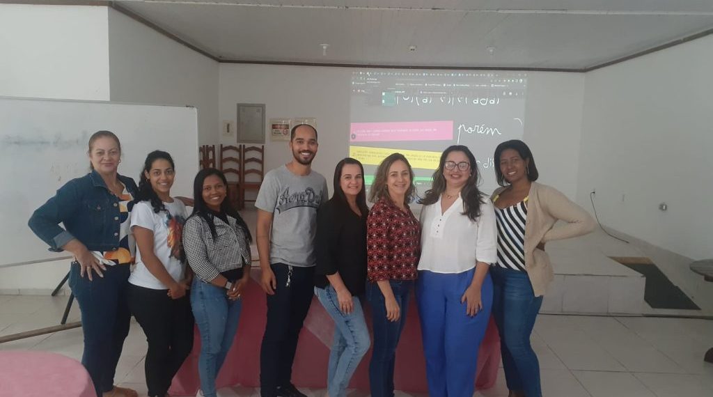 Professores de língua portuguesa da rede municipal veneciana realizam oficina sobre gêneros textuais