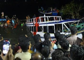 Vinte e duas pessoas morreram após um barco turístico virar na Índia