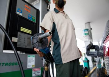 Petrobras anuncia aumento de 16% no preço da gasolina e de 28% no do diesel
