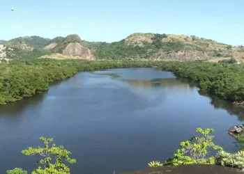 Pescador fica escondido 17h dentro de mangue após ter barco roubado por homens em motos aquáticas no ES