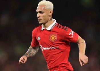 Manchester United reconhece denúncias contra Antony e adia retorno do brasileiro, que se manifesta