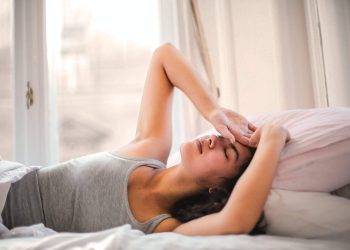 Hormônios influenciam na dor de cabeça? Entenda o que é enxaqueca menstrual