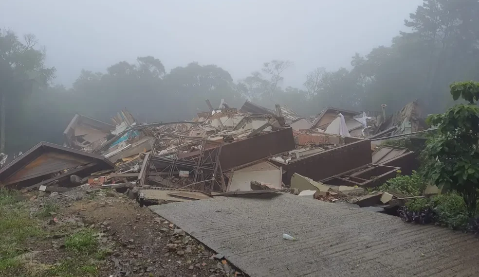 Prédio desaba em Gramado após cidade apresentar rachaduras no solo