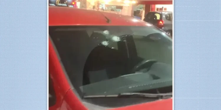Homem é baleado enquanto estacionava carro em farmácia na Serra