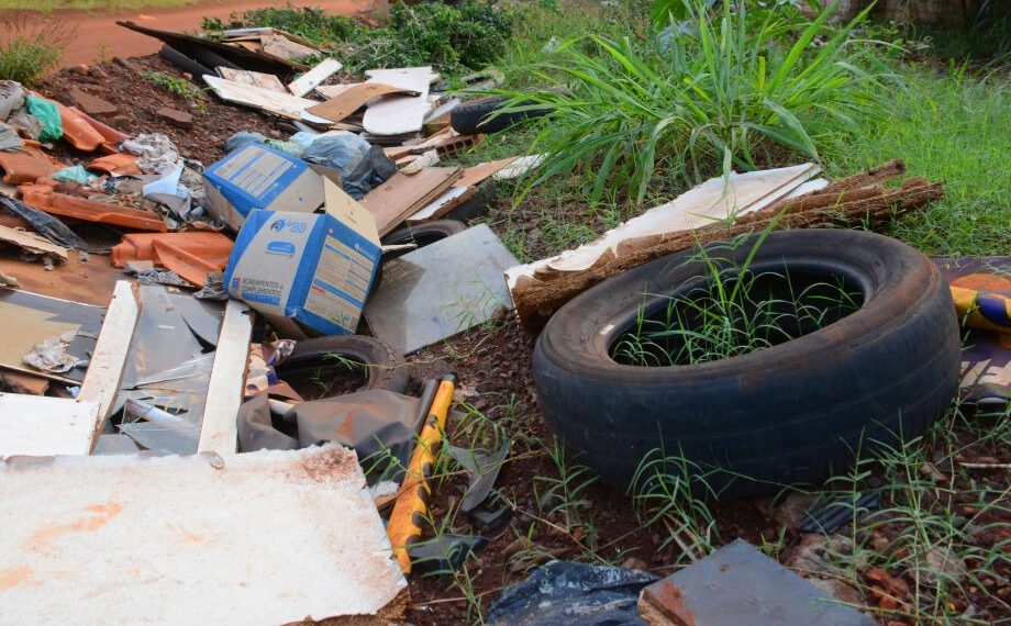 Prefeitura de Jaguaré alerta para limpeza de lotes na prevenção contra o mosquito da dengue