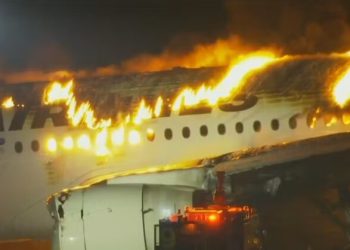 Avião com 379 a bordo bate em outra aeronave e pega fogo no aeroporto de Tóquio; cinco morrem