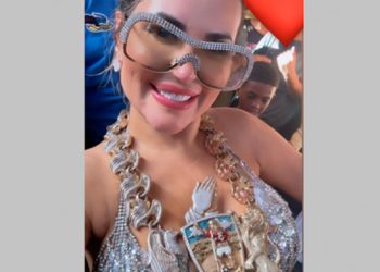 Influenciadora Deolane Bezerra é investigada após publicar foto com cordão de traficante carioca