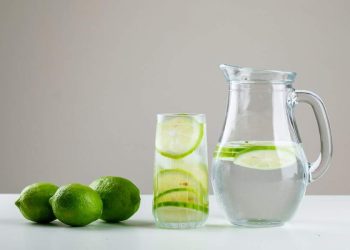 Água com limão emagrece? Veja receita e benefícios de shot em jejum