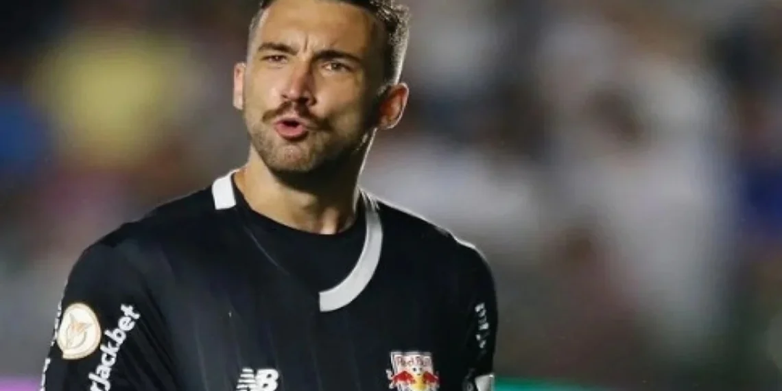 Flamengo se acerta com Bragantino e fecha a contratação de Léo Ortiz