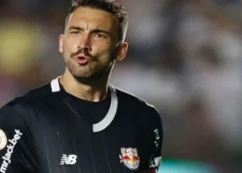 Flamengo se acerta com Bragantino e fecha a contratação de Léo Ortiz