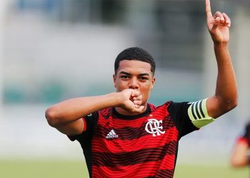 Em alta no Flamengo, Igor Jesus foi descoberto no terrão jogando com adultos e pedalava 10km até treino