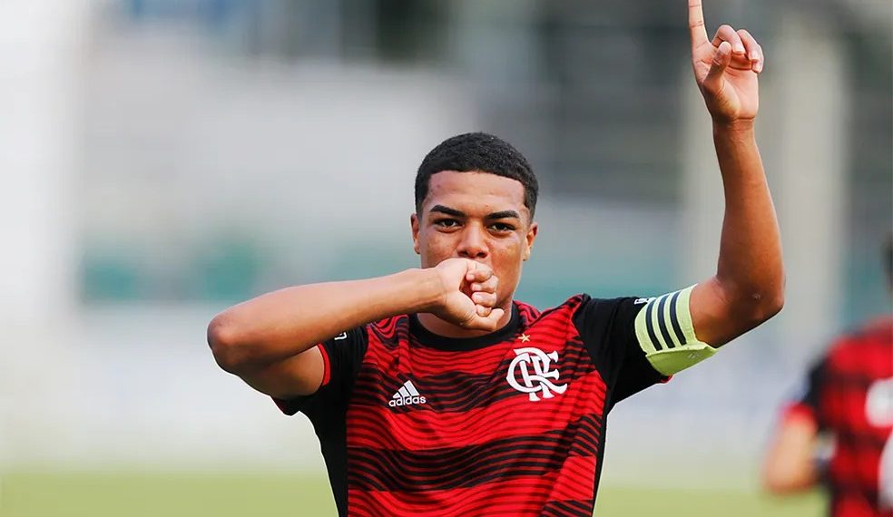 Em alta no Flamengo, Igor Jesus foi descoberto no terrão jogando com adultos e pedalava 10km até treino
