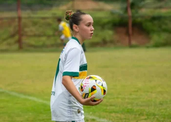 Campeã entre meninos no ES, Liz Valverde acerta com o Corinthians
