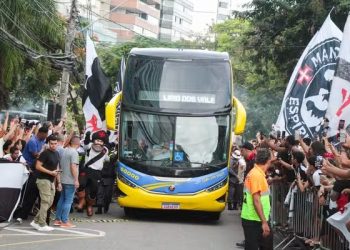 Em Vitória, multidão recepciona o Vasco, antes de jogo contra o Volta Redonda