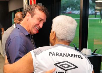 Cuca se apresenta para iniciar trabalho no Athletico-PR