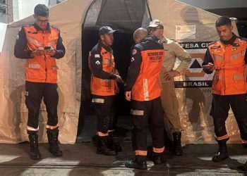 Chuva no RS: bombeiros do ES chegam a Porto Alegre para ajudar em resgates e buscas