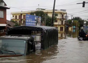 Enchentes no RS: Barcos de resgate ‘surfam’ ondas de 1,50 m no Guaíba para fazer salvamentos