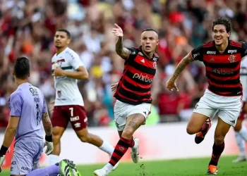 Flamengo vence, mantém liderança do Brasileiro e afunda Fluminense na crise