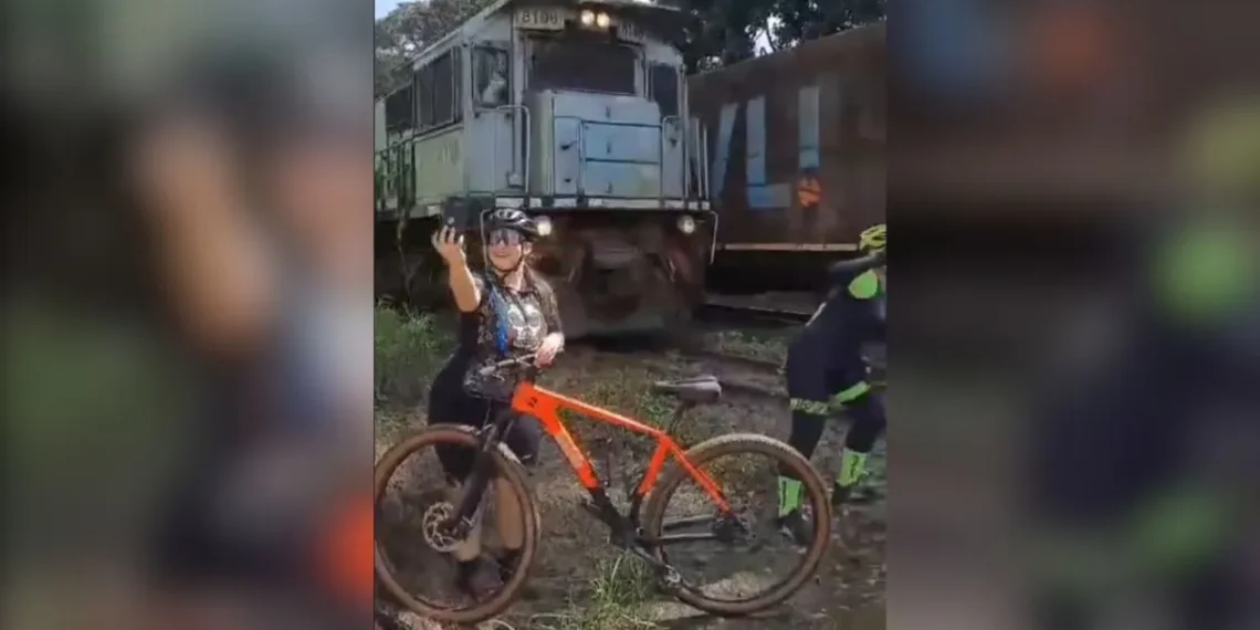 Ciclista é atingida por trem durante tentativa de selfie em MG