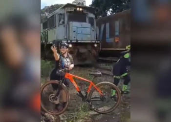 Ciclista é atingida por trem durante tentativa de selfie em MG