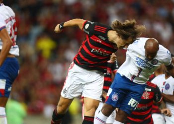 Flamengo marca no fim, vence Bahia e assume liderança do Brasileiro