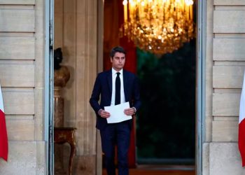 Após vitória da esquerda, Macron decide manter primeiro-ministro no cargo