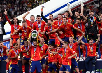Espanha marca no fim, bate a Inglaterra e se isola como maior campeã da Eurocopa