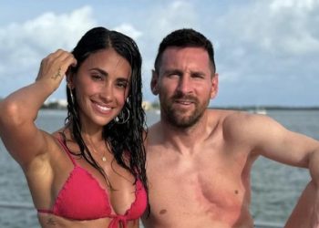Esposa de Lionel Messi arranca suspiros em passeio de lancha