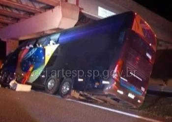 Acidente com ônibus em rodovia no interior de SP deixa 10 mortos
