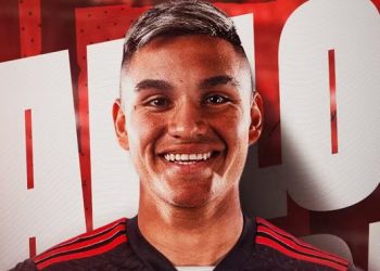 Flamengo anuncia meio-campista argentino Carlos Alcaraz
