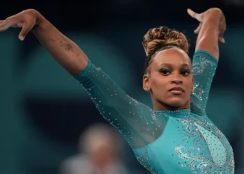 Rebeca Andrade conquista ouro no solo e se torna maior medalhista do Brasil em Olimpíadas