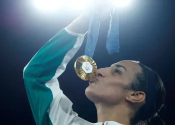 Khelif celebra ouro após polêmica de gênero: “Sou mulher como qualquer outra”