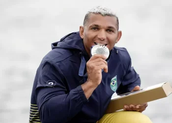 Isaquias Queiroz celebra a prata e mira Los Angeles: ‘É muito gostoso ganhar medalha’
