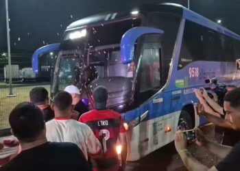 Torcida do Flamengo protesta no aeroporto após eliminação na Libertadores