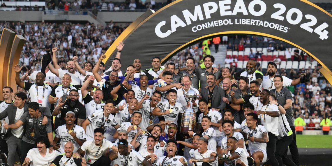Botafogo vence o Atlético-MG com um jogador a menos e é campeão da Libertadores pela primeira vez
