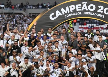 Botafogo vence o Atlético-MG com um jogador a menos e é campeão da Libertadores pela primeira vez