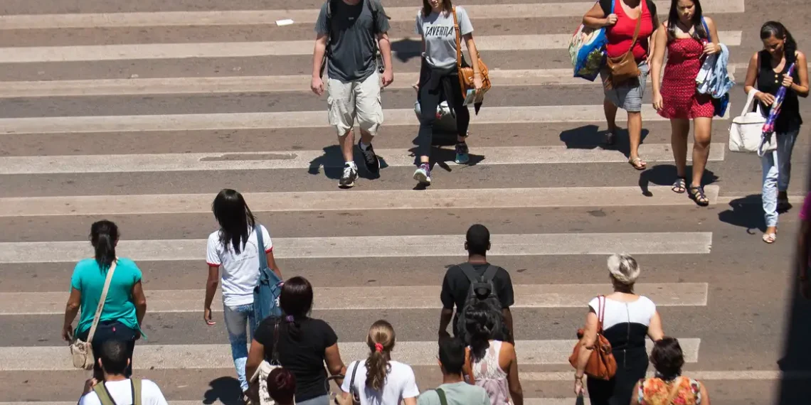 Expectativa de vida ao nascer no Brasil sobe para 76,4 anos em 2023