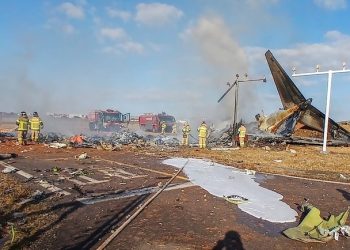 Avião da Coreia do Sul colide com muro e pega fogo; número de mortos chega a 176