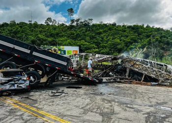 Acidente com ônibus que ia para a Bahia deixa 38 mortos na BR-116