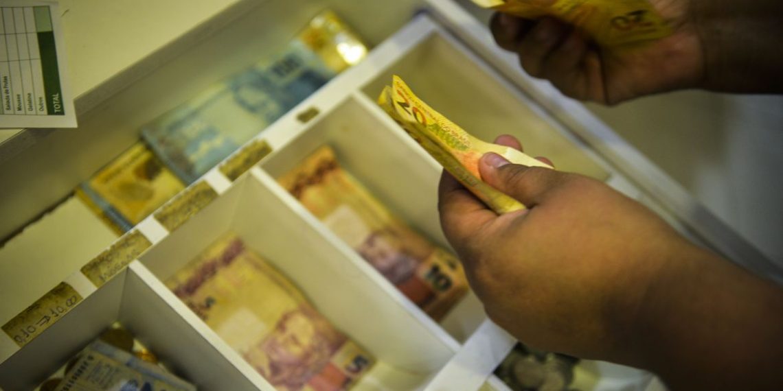 Lula assina decreto que eleva salário mínimo para R$ 1.518