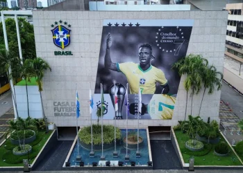 Eleito melhor do mundo, Vini Jr. é homenageado na fachada da sede da CBF
