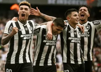 É tri! Botafogo vence o São Paulo e conquista o Brasileirão após 29 anos