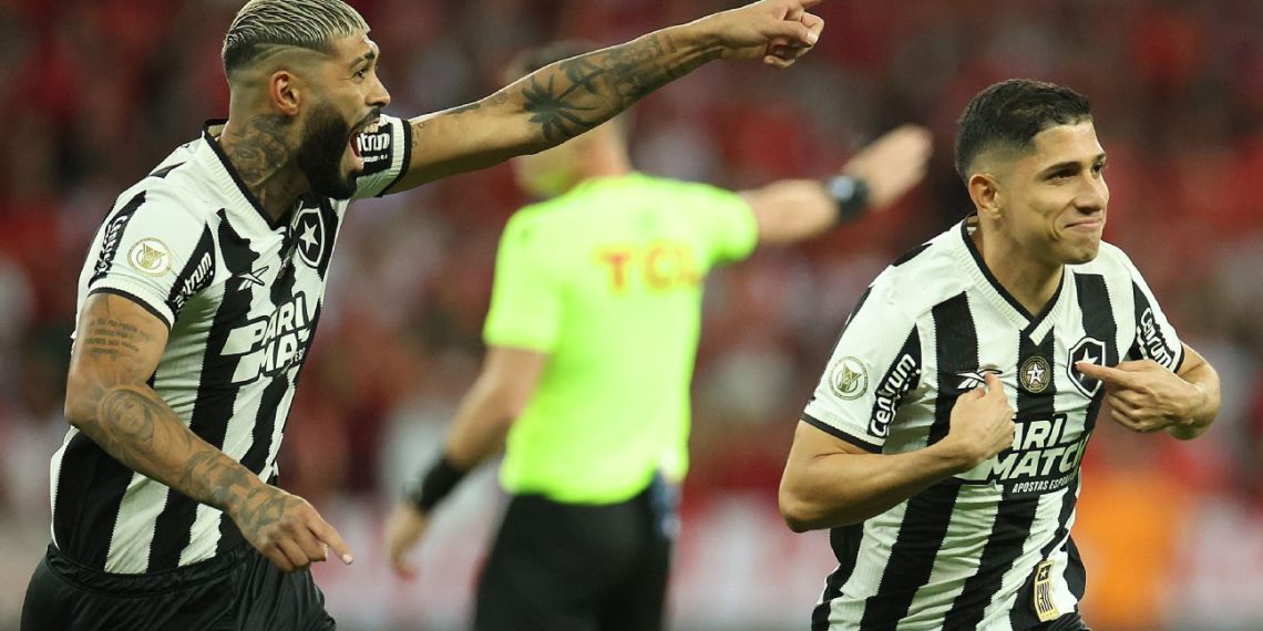 Botafogo vence Inter no Beira-Rio e fica a um empate de ser campeão brasileiro após 29 anos